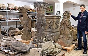 Es ranken sich viele Geschichten und Legenden um die 250 großen und kleinen Steindenkmäler, die im Lapidarium des Stadtarchivs Heilbronn lagern. Es ranken sich viele Geschichten und Legenden um die 250 großen und kleinen Steindenkmäler, die im Lapidarium des Stadtarchivs Heilbronn lagern.