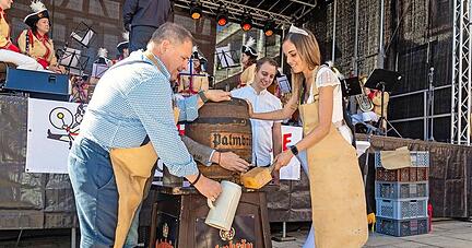 Die baden-württembergische Bierkönigin Amy Seidt schlägt mit dem ersten Versuch den Zapfhahn ein, OB Klaus Holaschke fängt den Gerstensaft auf.
Foto: Lina Bihr Die baden-württembergische Bierkönigin Amy Seidt schlägt mit dem ersten Versuch den Zapfhahn ein, OB Klaus Holaschke fängt den Gerstensaft auf.
Foto: Lina Bihr