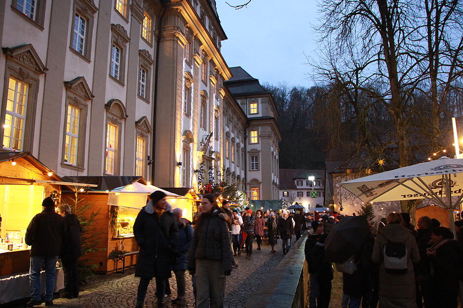 Weihnachtsmarkt im Kloster Schöntal besticht mit seiner Atmosphäre