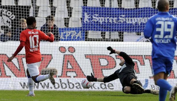 Der Brasilianer Raffael erzielt das 2:1 gegen Karlsruhe.