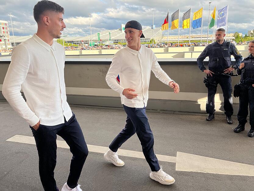 Plaudernd gehen Kai Havertz (links) und Nico Schlotterbeck zu den wartenden Stuttgarter Fans. Plaudernd gehen Kai Havertz (links) und Nico Schlotterbeck zu den wartenden Stuttgarter Fans.