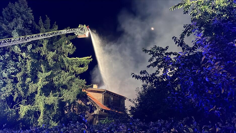 Die Polizei schätzt den Schaden auf etwa 1,5 Millionen Euro. Die Polizei schätzt den Schaden auf etwa 1,5 Millionen Euro.