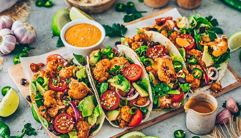 Schön bunt: Mit gebratenen Blumenkohlröschen und Tahini-Sauce schlägt Food-Bloggerin Bianca Zapatka eine vegane Taco-Variante vor.