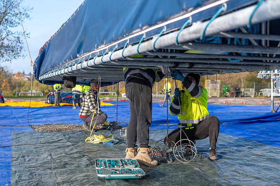 Ein modernes Zirkuszelt mit traditioneller Atmosphäre entsteht auf der Heilbronner Theresienwiese.
