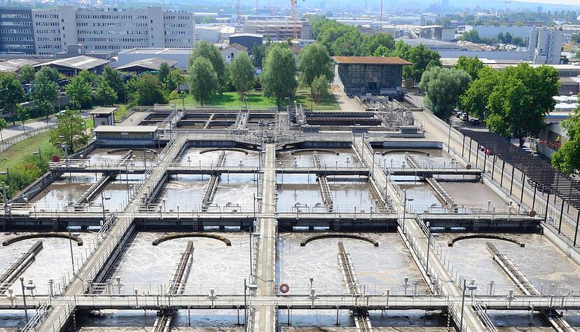 Ein Blick auf die "Biologie". Hinten rechts werden die Feststoffe aus dem Abwasser geholt, danach der Sand. Anschließend geht es durch eine Reihe von Klärbecken. Fotos: Christian Gleichauf Ein Blick auf die "Biologie". Hinten rechts werden die Feststoffe aus dem Abwasser geholt, danach der Sand. Anschließend geht es durch eine Reihe von Klärbecken. Fotos: Christian Gleichauf