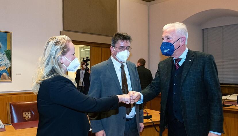 Die Wahlverlierer Katharina Mikov (links) und Raphael Benner gratulieren dem eindeutigen Gewinner der OB-Wahl Harry Mergel (rechts).
Fotos: Mario Berger Die Wahlverlierer Katharina Mikov (links) und Raphael Benner gratulieren dem eindeutigen Gewinner der OB-Wahl Harry Mergel (rechts).
Fotos: Mario Berger
