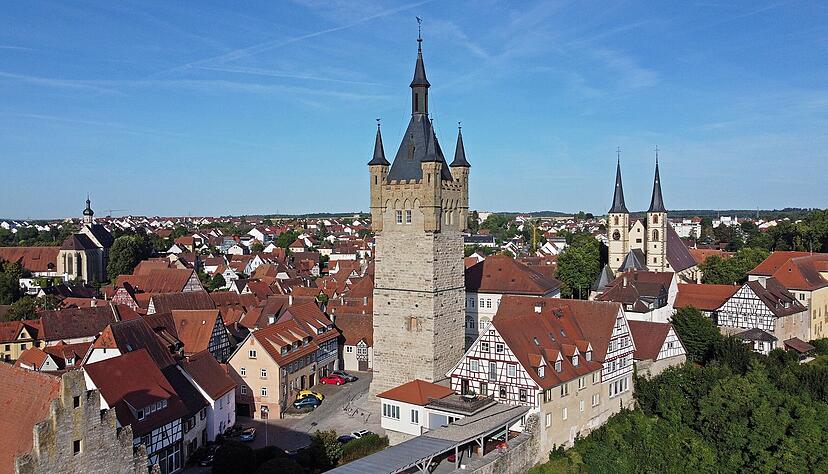 Die Altstadt Bad Wimpfens mit dem malerischen Blauen Turm ist weit über die Grenzen des Landkreises Heilbronn hinaus bekannt. Die Altstadt Bad Wimpfens mit dem malerischen Blauen Turm ist weit über die Grenzen des Landkreises Heilbronn hinaus bekannt.