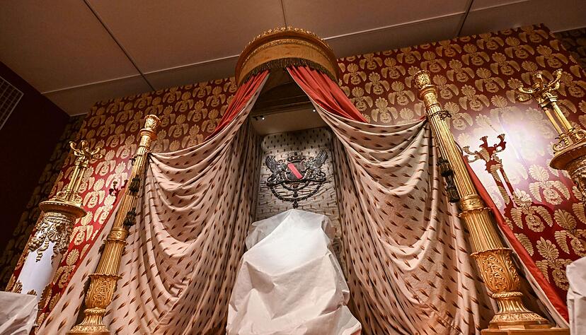 Der badische Thronsessel ist schon mal mit einem Tuch verh&uuml;llt.