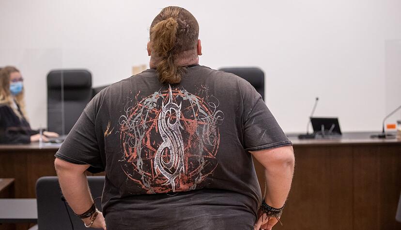 Der Youtuber «Drachenlord» wurde wegen gefährlicher Körperverletzung und anderer Straftaten zu zwei Jahren Haft ohne Bewährung verurteilt. Dagegen legten Verteidigung und Staatsanwaltschaft Berufung ein. Der Youtuber «Drachenlord» wurde wegen gefährlicher Körperverletzung und anderer Straftaten zu zwei Jahren Haft ohne Bewährung verurteilt. Dagegen legten Verteidigung und Staatsanwaltschaft Berufung ein.