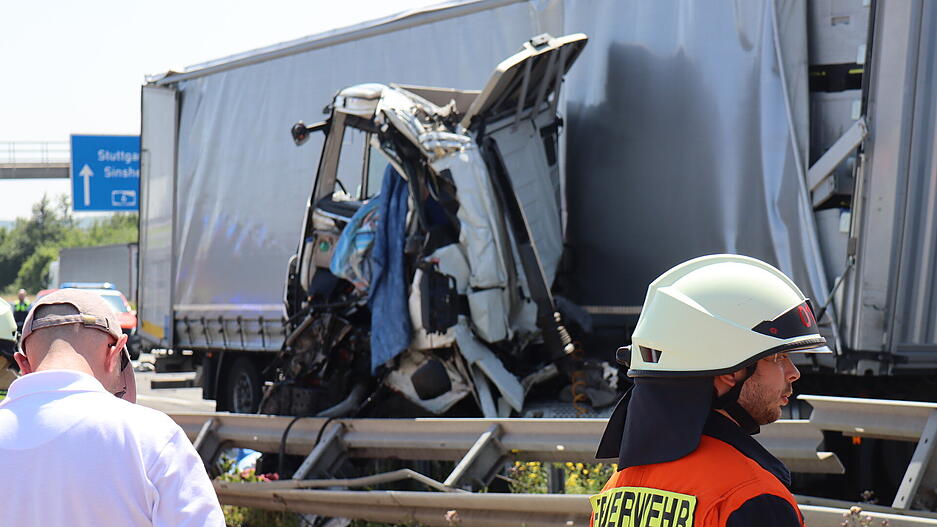 Der Nach einem schweren  Lkw-Unfall muss die A6 bei Sinsheim in Fahrtrichtung Mannheim voll gesperrt werden.
