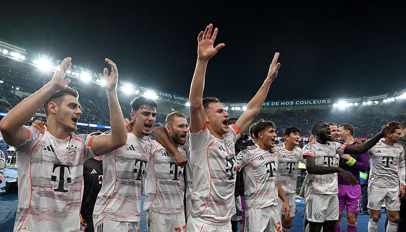 Bayerns Spieler jubeln nach dem Spiel.