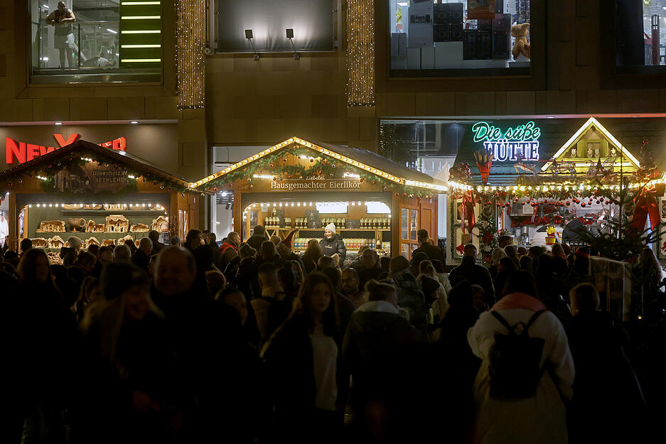 Etliche Besucher zieht es am Samstag des ersten Adventswochenendes auf den Heilbronner Weihnachtsmarkt.