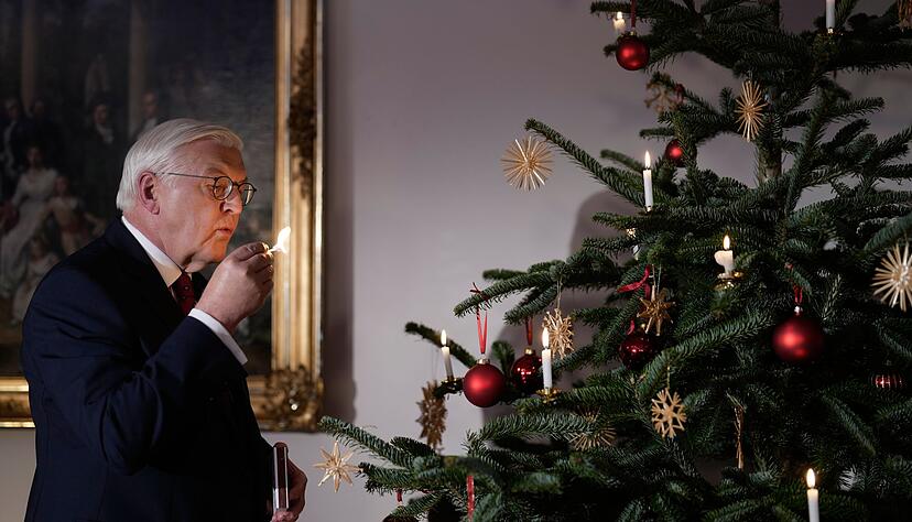 Nach seiner Ansprache entz&uuml;ndet Steinmeier eine Kerze am Weihnachtsbaum.