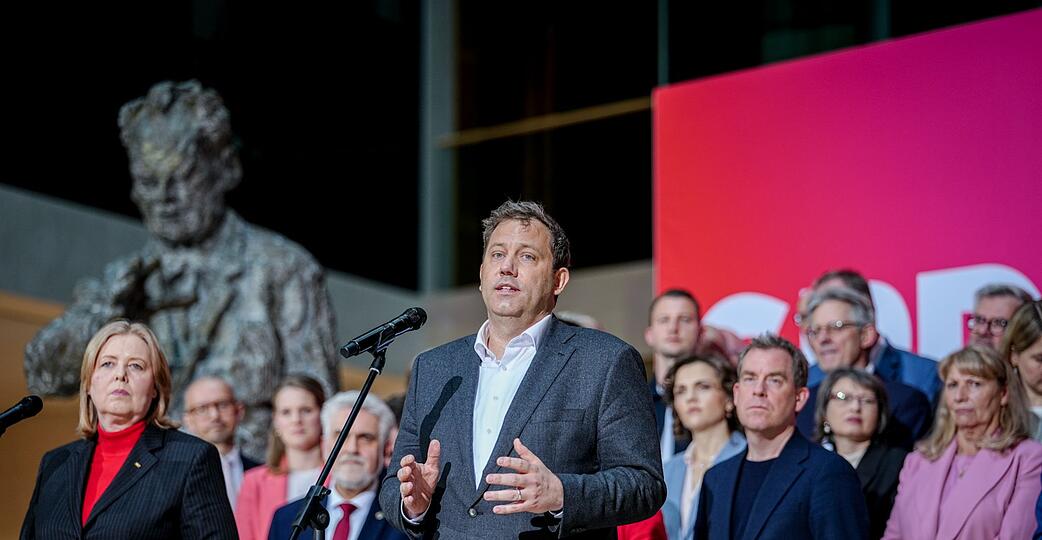 Klingbeil versammelt seine Truppen hinter sich.