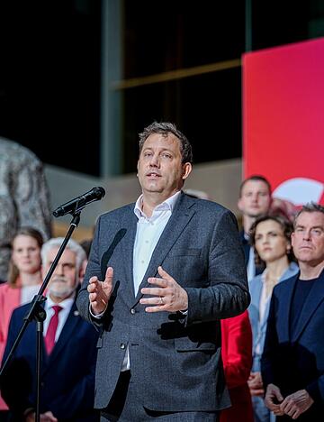 Klingbeil versammelt seine Truppen hinter sich.