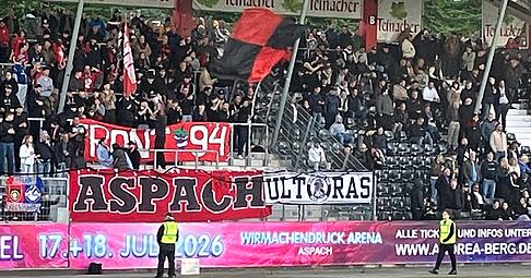 Das schwarzwei&szlig;e Banner der VfR-Ultras im Heimblock der SG Sonnenhof Gro&szlig;aspach beim Spitzenspiel gegen den SGV Freiberg.