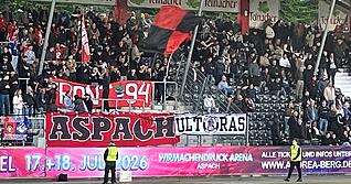 Das schwarzwei&szlig;e Banner der VfR-Ultras im Heimblock der SG Sonnenhof Gro&szlig;aspach beim Spitzenspiel gegen den SGV Freiberg.
