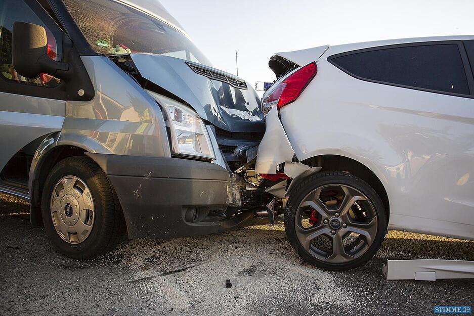 Schwerer Folgeunfall auf der B27 bei Kirchheim am Neckar. Gegen 19:13 ereignete sich auf der B27 ein Auffahrunfall. Die Feuerwehr sowie der Rettungsdienst wurden zu diesem Unfall hinzugezogen. Ein Streifenwagen der mit Sondersignal zu diesem Einsatz fuhr, krachte ca 200m vor der Unfallstelle frontal mit einem PKW auf der Gegenfahrbahn zusammen.
Nach ersten Informationen wurden 5 Personen verletzt.
Beim Auffahrunfall wurde einer Person ins Karnkenhaus eingeliefert, eine weitere verletzte Person musste nicht ins KH eingeliefert werden.
Beim Frontalzusammenstoß des Streifenwagens, wurden beide Beamten verletzt ins KH eingeliefert. 1 Person des unfallbeteiligten kam ebenfalls in die Klinik. / Kirchheim am Neckar, Baden-Württemberg, Germany, Europa Fotograf: 7aktuell.de/Schmalz Schwerer Folgeunfall auf der B27 bei Kirchheim am Neckar. Gegen 19:13 ereignete sich auf der B27 ein Auffahrunfall. Die Feuerwehr sowie der Rettungsdienst wurden zu diesem Unfall hinzugezogen. Ein Streifenwagen der mit Sondersignal zu diesem Einsatz fuhr, krachte ca 200m vor der Unfallstelle frontal mit einem PKW auf der Gegenfahrbahn zusammen.
Nach ersten Informationen wurden 5 Personen verletzt.
Beim Auffahrunfall wurde einer Person ins Karnkenhaus eingeliefert, eine weitere verletzte Person musste nicht ins KH eingeliefert werden.
Beim Frontalzusammenstoß des Streifenwagens, wurden beide Beamten verletzt ins KH eingeliefert. 1 Person des unfallbeteiligten kam ebenfalls in die Klinik. / Kirchheim am Neckar, Baden-Württemberg, Germany, Europa Fotograf: 7aktuell.de/Schmalz