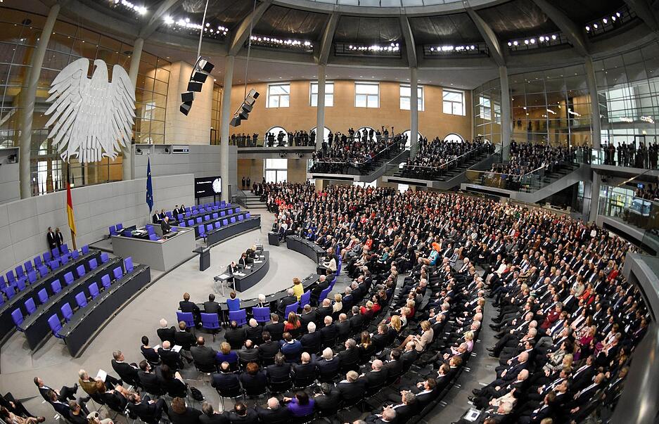 Blick in den Plenarsaal des Berliner Reichstagsgeb&auml;udes.
