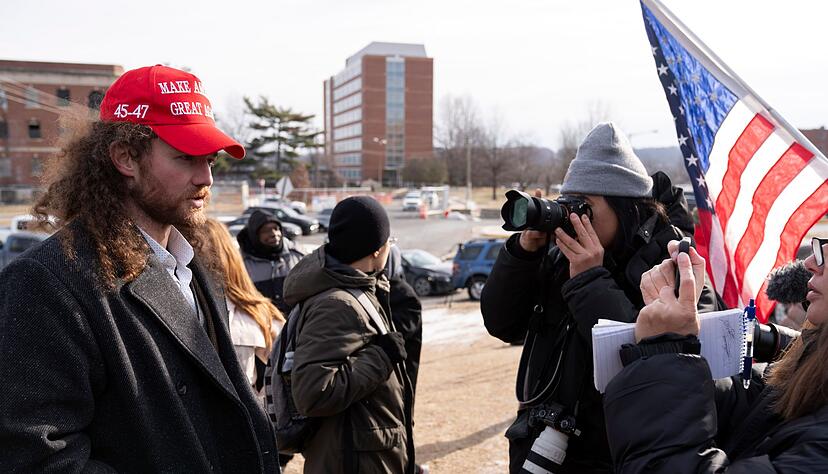 An verschiedenen Orten in den USA wurden Verurteilte der Kapitol-Attacke aus dem Gef&auml;ngnis entlassen.