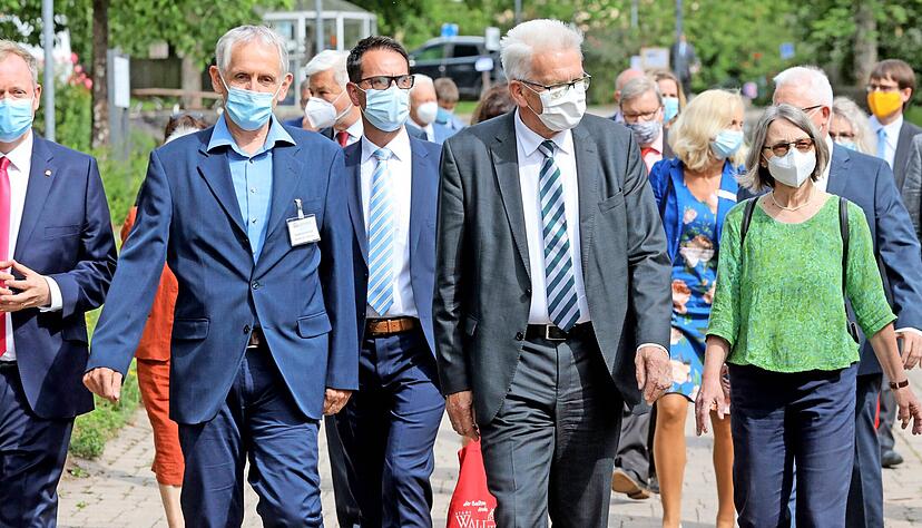 Im Albert-Schweitzer-Kinderdorf erf&auml;hrt Ministerpr&auml;sident Winfried Kretschmann, welche Probleme die Einrichtung wegen Corona hatte.
Fotos: Ralf Seidel