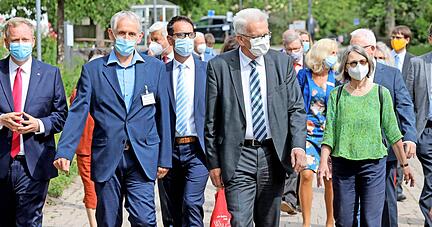 Im Albert-Schweitzer-Kinderdorf erf&auml;hrt Ministerpr&auml;sident Winfried Kretschmann, welche Probleme die Einrichtung wegen Corona hatte.
Fotos: Ralf Seidel