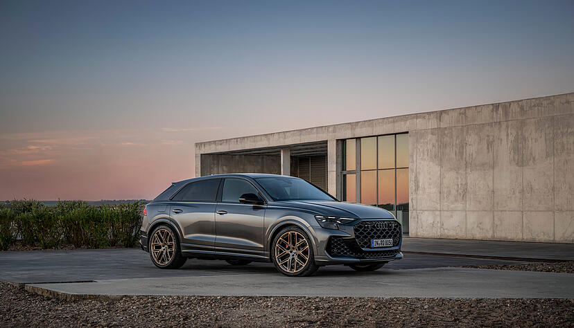 Der Audi RS Q8 Performance kommt mit 640 PS und einer veränderte Frontpartie. Dazu gehören unter anderem dreidimensionale Waben im Kühlergrill. Optional gibt es wie hier auf dem Foto 23-Zöller. Der Audi RS Q8 Performance kommt mit 640 PS und einer veränderte Frontpartie. Dazu gehören unter anderem dreidimensionale Waben im Kühlergrill. Optional gibt es wie hier auf dem Foto 23-Zöller.