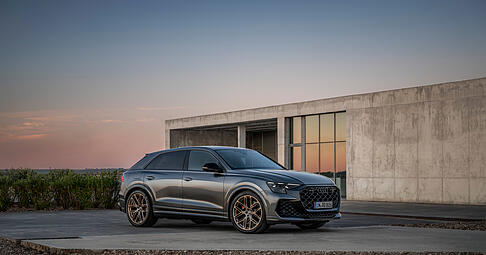 Der Audi RS Q8 Performance kommt mit 640 PS und einer veränderte Frontpartie. Dazu gehören unter anderem dreidimensionale Waben im Kühlergrill. Optional gibt es wie hier auf dem Foto 23-Zöller. Der Audi RS Q8 Performance kommt mit 640 PS und einer veränderte Frontpartie. Dazu gehören unter anderem dreidimensionale Waben im Kühlergrill. Optional gibt es wie hier auf dem Foto 23-Zöller.