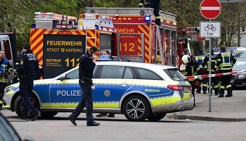Mitarbeiter der Polizei und der Feuerwehr sichern den Tatort. Mitarbeiter der Polizei und der Feuerwehr sichern den Tatort.
