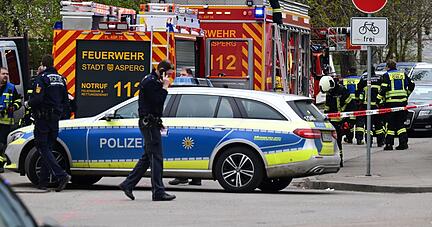 Mitarbeiter der Polizei und der Feuerwehr sichern den Tatort.