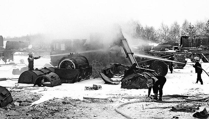 Nicht Soldaten, sondern die Heilbronner Feuerwehr löschte am 11. Januar 1985 den Brand. Fotos wie dieses − heimlich von Günter Baumann geschossen − blieben lange unter Verschluss.