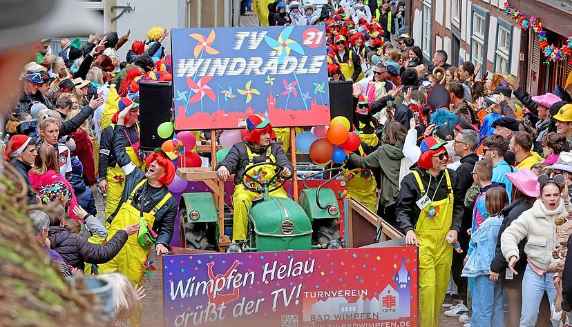 Gefüllte Gassen: In der Bad Wimpfener Altstadt drängen sich die Menschen und feiern friedlich die tollen Tage.
Fotos: Ralf Seidel Gefüllte Gassen: In der Bad Wimpfener Altstadt drängen sich die Menschen und feiern friedlich die tollen Tage.
Fotos: Ralf Seidel