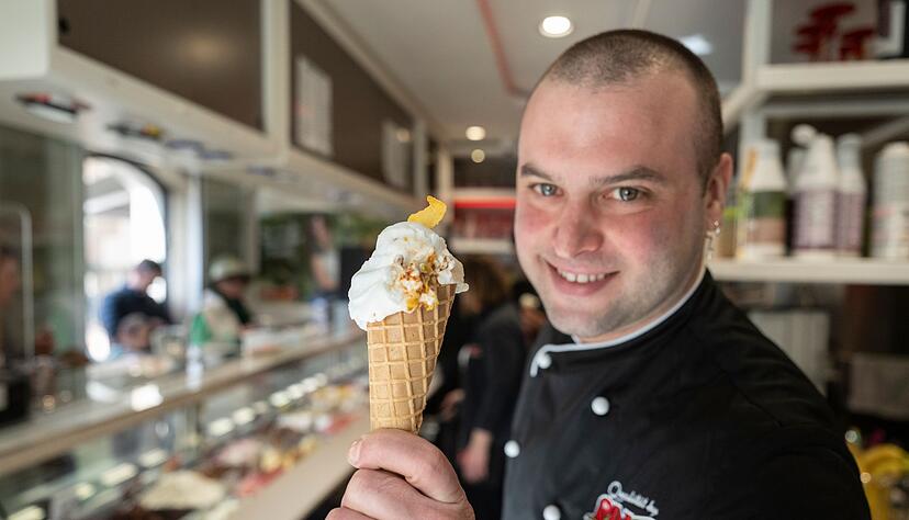 Gelatiere Thomas Micolino mit seinem Kamelmilch-Eis.
