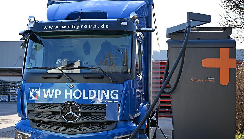 Voller Akku f&uuml;r die n&auml;chste Tour: Ein E-Lkw wird auf dem Gel&auml;nde der WP Spedition in Zwickau geladen.