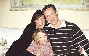 Torsten Fendt im heimischen Wohnzimmer auf der Couch mit seiner Frau Christina und der dreijährigen Tochter Noemi.Foto: Julie Dutkowski Torsten Fendt im heimischen Wohnzimmer auf der Couch mit seiner Frau Christina und der dreijährigen Tochter Noemi.Foto: Julie Dutkowski