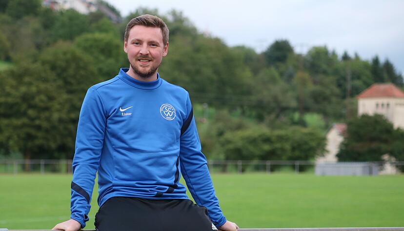 Kevin Leiser in seinem Lieblingsoutfit − einem Trainingsanzug seines Fußballvereins SC Wiesenbach. Durch sein politisches Engagement bleibt dem SPD-Bundestagskandidaten allerdings nur noch wenig Zeit, auf Torejagd zu gehen.
Foto: Tamara Ludwig Kevin Leiser in seinem Lieblingsoutfit − einem Trainingsanzug seines Fußballvereins SC Wiesenbach. Durch sein politisches Engagement bleibt dem SPD-Bundestagskandidaten allerdings nur noch wenig Zeit, auf Torejagd zu gehen.
Foto: Tamara Ludwig