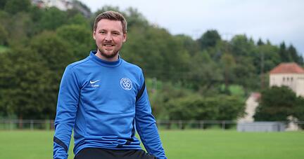Kevin Leiser in seinem Lieblingsoutfit &minus; einem Trainingsanzug seines Fußballvereins SC Wiesenbach. Durch sein politisches Engagement bleibt dem SPD-Bundestagskandidaten allerdings nur noch wenig Zeit, auf Torejagd zu gehen.
Foto: Tamara Ludwig