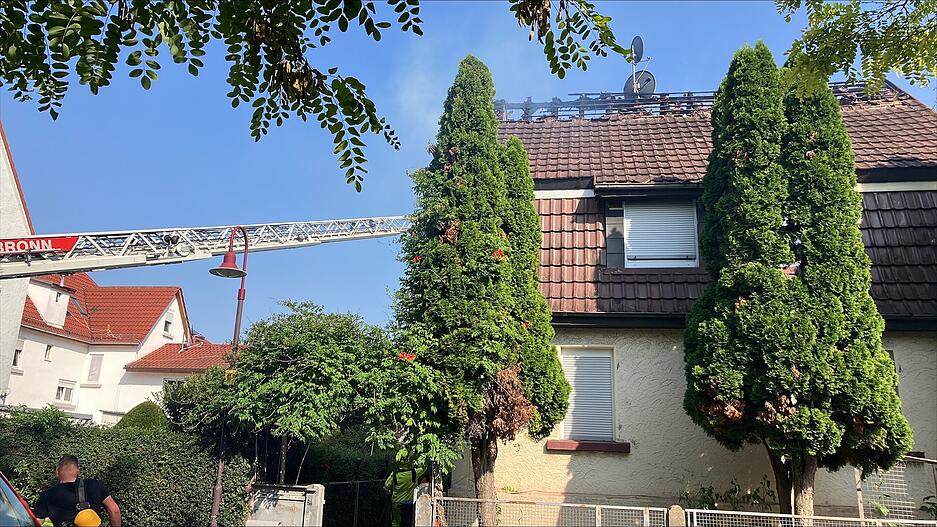 Aus dem Dach steigt Rauch.