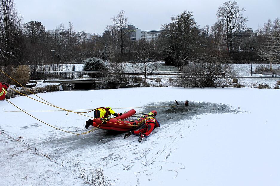 Die Helfer der DLRG-Ortsgruppe Bad Rappenau proben eine Eisrettung auf dem Kurparksee.