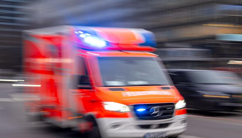 Sanit&auml;ter bringen die vier Verletzten in ein Krankenhaus. (Symbolbild)