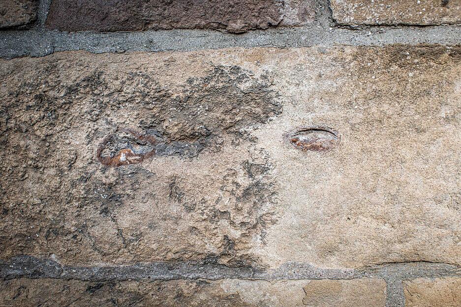 In alten Sandsteinmauern sind bis heute Bombensplitter zu entdecken, wie hier an der Schlitzstraße. In alten Sandsteinmauern sind bis heute Bombensplitter zu entdecken, wie hier an der Schlitzstraße.