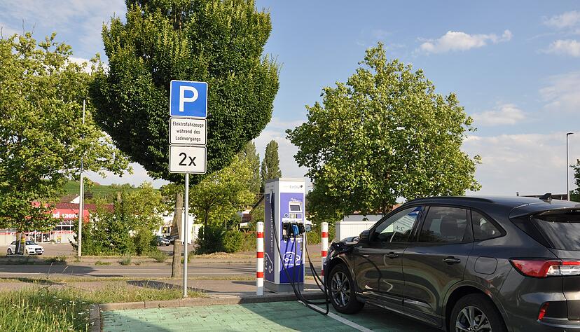 Im Stadtgebiet gibt es bislang kaum Möglichkeiten, E-Autos zu laden. Bei Elektro-Federmann steht eine von insgesamt nur drei Ladestationen.
Foto: Claudia Kostner Im Stadtgebiet gibt es bislang kaum Möglichkeiten, E-Autos zu laden. Bei Elektro-Federmann steht eine von insgesamt nur drei Ladestationen.
Foto: Claudia Kostner