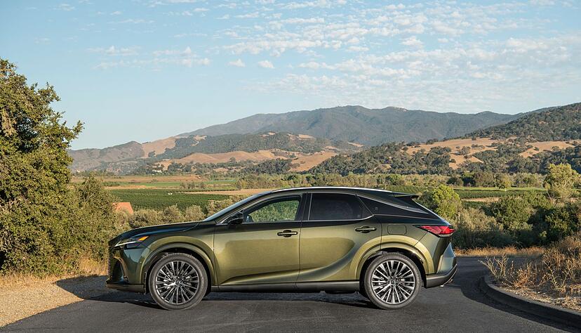 Beim neuen Lexus RX ist der Radstand um sechs Zentimeter gewachsen, was vor allem den Mitfahrenden auf der R&uuml;ckbank und dem Kofferraum zugutekommt.