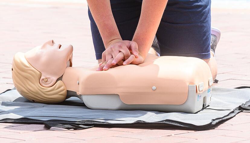 Bitte beherzt zudrücken: Einer Herzdruckmassage sollte man nicht zu zögerlich angehen.