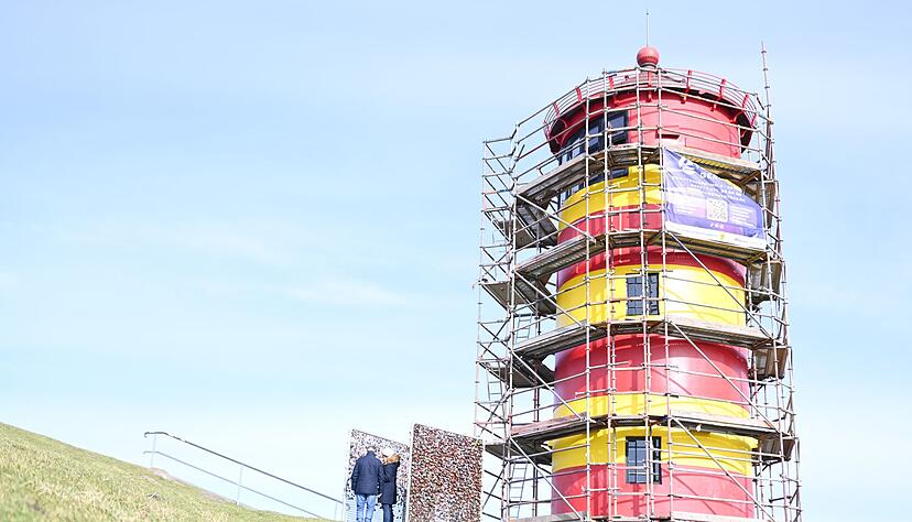 F&uuml;r den Neuanstrich ist der Pilsumer Leuchtturm einger&uuml;stet.