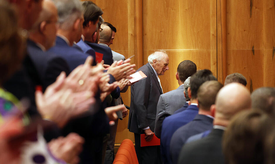 Reinhold Würth begann im Alter von 14 Jahren eine Lehre im damals kleinen Betrieb seines Vaters, ehe er diesen nach dessen Tod 1954 als 19-Jähriger übernahm. Der Milliardär zählt zu den reichsten Deutschen.