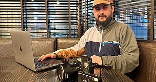 Nach dem Shooting legt "Ozzy" sofort los. Im Heilbronner Restaurant „Mythos“ bearbeitet er seine Fotos und Videos gerne vor Ort.
