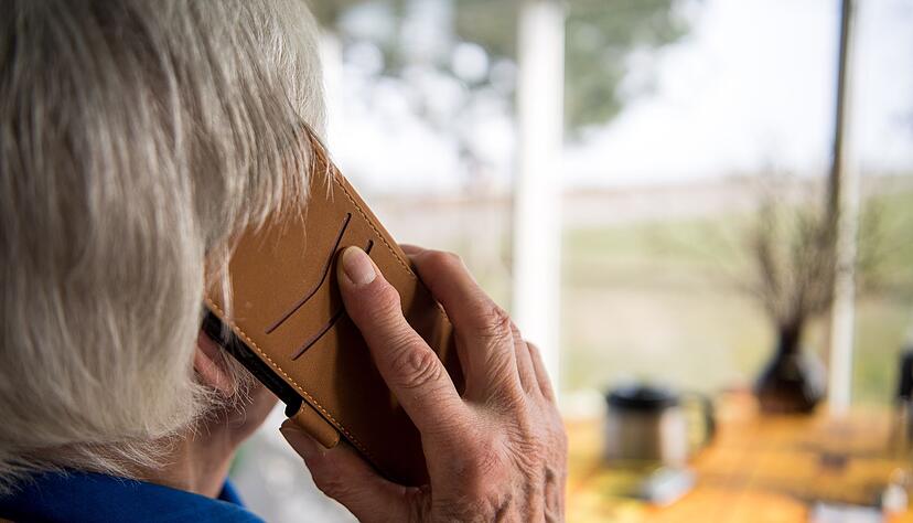 Besser auflegen als in ein Gespräch verwickeln lassen: Opfer von Schockanrufern sollten sich nicht unter Druck setzen lassen. Besser auflegen als in ein Gespräch verwickeln lassen: Opfer von Schockanrufern sollten sich nicht unter Druck setzen lassen.