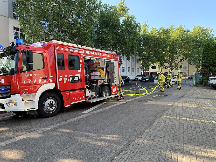 Offenbar durch einen technischen Defekt hatte sich ein Feuer im Motorraum des Fiats entwickelt.