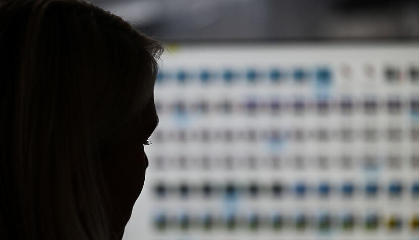 Den Tatverdächtigen wird die Verbreitung, der Erwerb sowie der Besitz kinder- und jugendpornografischer Inhalte zur Last gelegt. (Symbolbild)